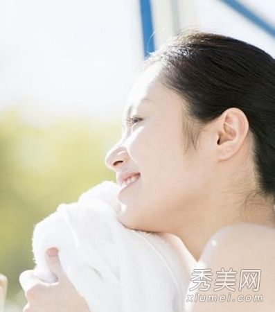秋天洗脸的最好方法是温水。别忘了保湿。