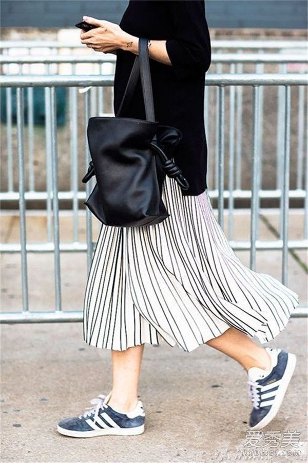 百褶裙配什么鞋?这是一场伟大的比赛。