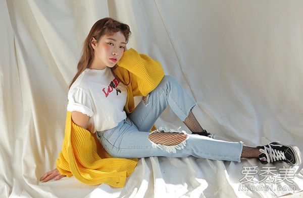 在春天,鱼网长袜与潮流背道而驰,创造出随意的性感。