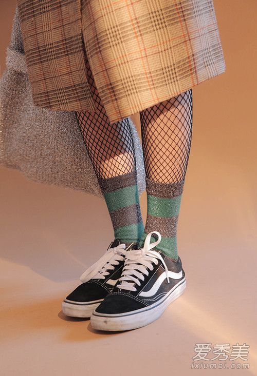 这太瘦了!渔网长袜打造休闲性感