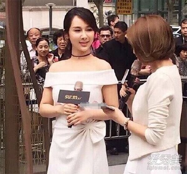 安迪否认整形手术变得像过去和现在的下巴一样锐利