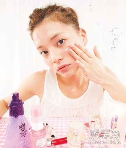 BB霜粉底液是通过将指尖浸入手掌来涂抹的。