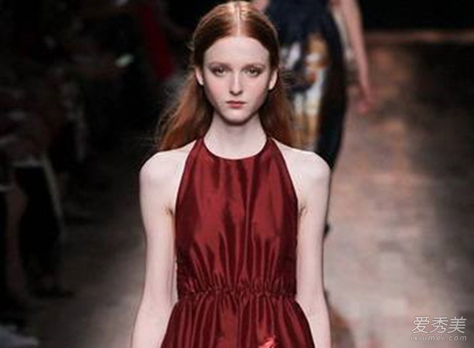 勃艮第酒红色短裙春秋衣橱必备颜色