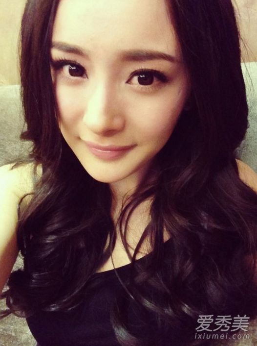 做母亲仍然是一个年轻的女孩。杨幂有一个逆潮流而动的聪明绝招。