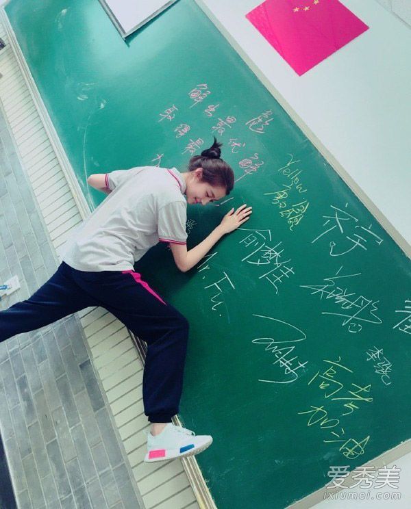 根据关小童的毕业季节，这些女演员和穿着校服的年轻女孩一样年轻。