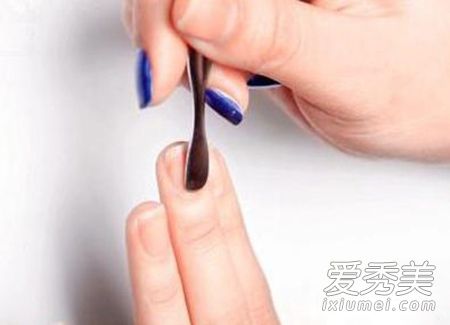 使用指甲油使指甲油持久的五个技巧