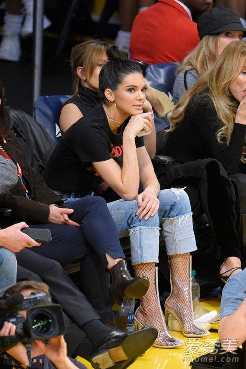 2017年春季时尚亮点:渔网袜燃烧,穿着漂亮