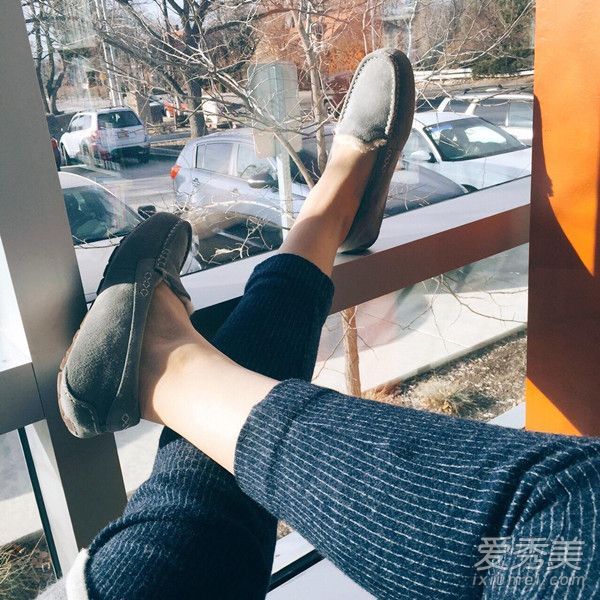 谁说美丽必须冻结？袜子和鞋子也能引发时尚。