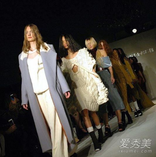 女演员在时装周穿什么?今年最早的必备品就是它。