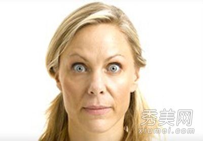 真人示范的“面部瑜伽”对抗皱有着非同寻常的效果。