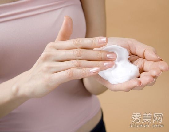 手部皮肤护理使用较少的肥皂来延缓手部老化