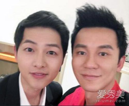 宋仲基的童眼成拍了一张照片，向他学习维修技术