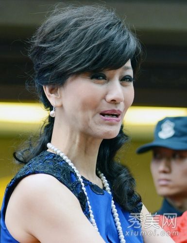 58岁的赵雅芝最近的一张照片也救不了她日渐衰老的脸。