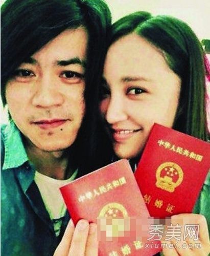 张欣怡的结婚证上的影视化妆和发型都很抢手