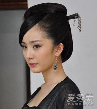 美丑全靠造型师、情色演员和颜的高价值。这也没用。