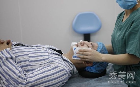 46岁的台湾男明星黄舒骏透露了整容手术