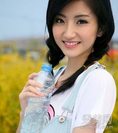 一个女人如何早起，拿着一杯温开水去喝美容水？