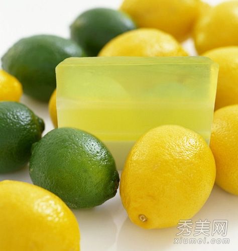 眼睛里的长脂肪颗粒巧妙地用柠檬去除脂肪颗粒