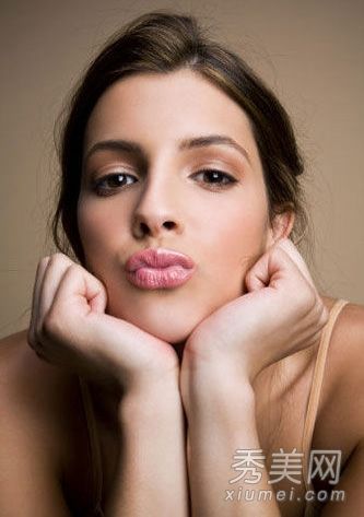 不要把热水涂到你的嘴唇上。秋天和冬天你怎么保养你的嘴唇？