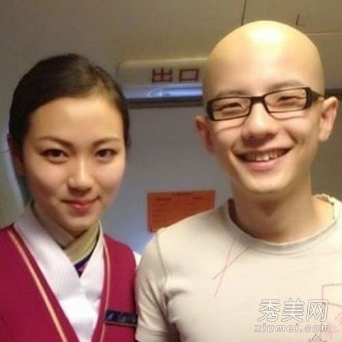 明星与空姐姐拍照甜蜜通勤化妆比明星好