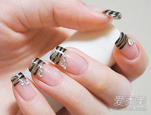 适合秋天的美甲既漂亮又合适！