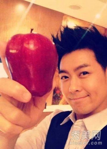 林志颖长寿的秘诀是吃苹果来延缓衰老。