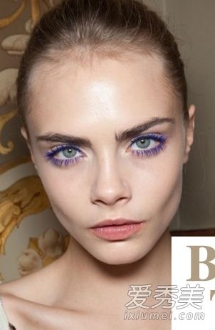 成熟而可爱的金属珍珠眼妆画