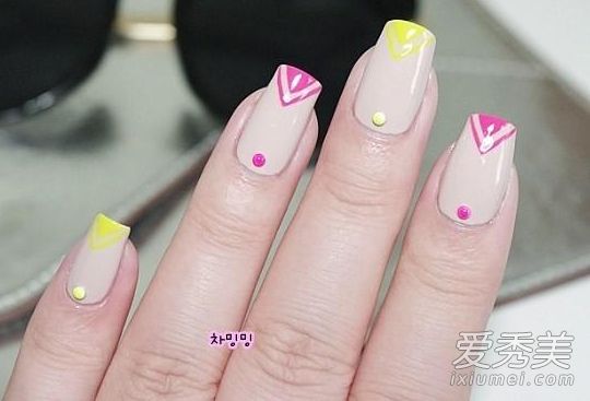 手拉手教你做指甲艺术甜美荧光霓虹灯指甲艺术。