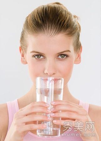 饮用水也能去除斑点。下午一杯水可以治愈9种疾病。