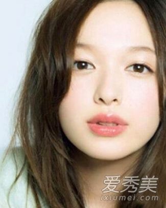 带插图的橙色眼影，打造不化妆的电眼