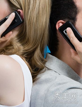 美容禁忌:睡觉前打手机会很难看