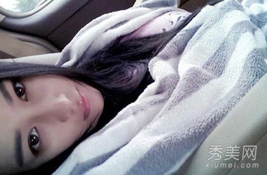 张馨的床上化妆照片太假了，浓妆，整容和丰胸