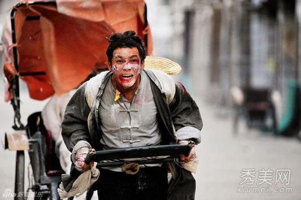 钟汉良和张柏芝打扮成丑八怪的样子，表现得很恐怖，身材相当于毁容。