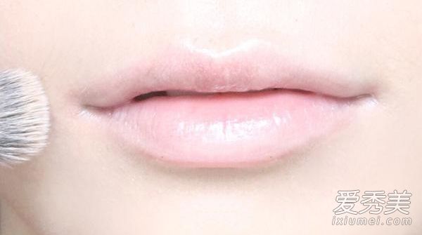 唇彩的现场演示不能用口红来完成！