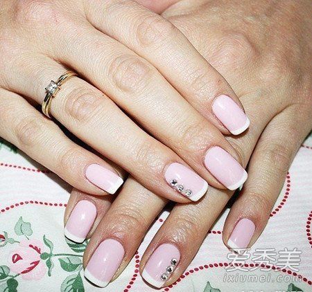 2015年清新优雅的新娘指甲照片