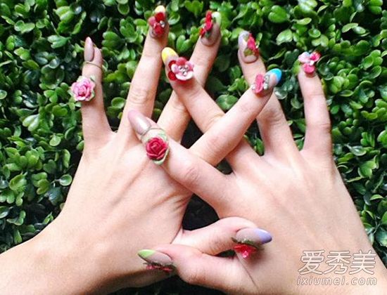 自制指甲艺术教程:如何用花染指甲?