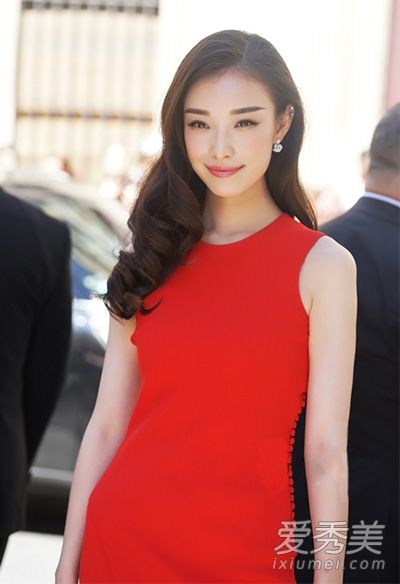 女演员都化着浓眉妆。不要撞你的脸！