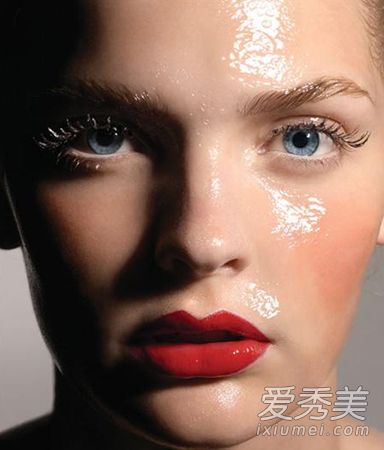 在夏季护肤油中画眉毛的技巧是不怕晕妆的。