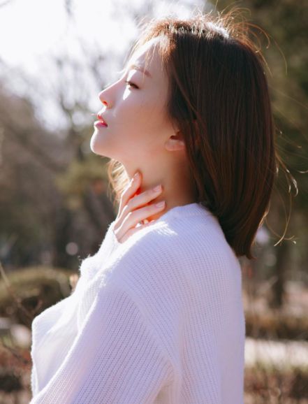 不仅白而且光滑。韩国女孩无瑕半透明肌肉保养开放