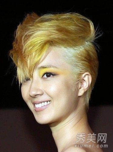 桂纶镁成功地将金发+眼睛转变为浓妆女性