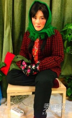 这位女演员质朴的老照片用她丑陋的妆容暴露了娜娜的尺码