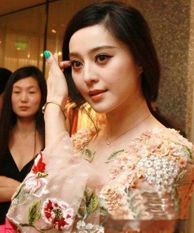 这位女演员不化妆看起来很老。这幅画真的有点丑。