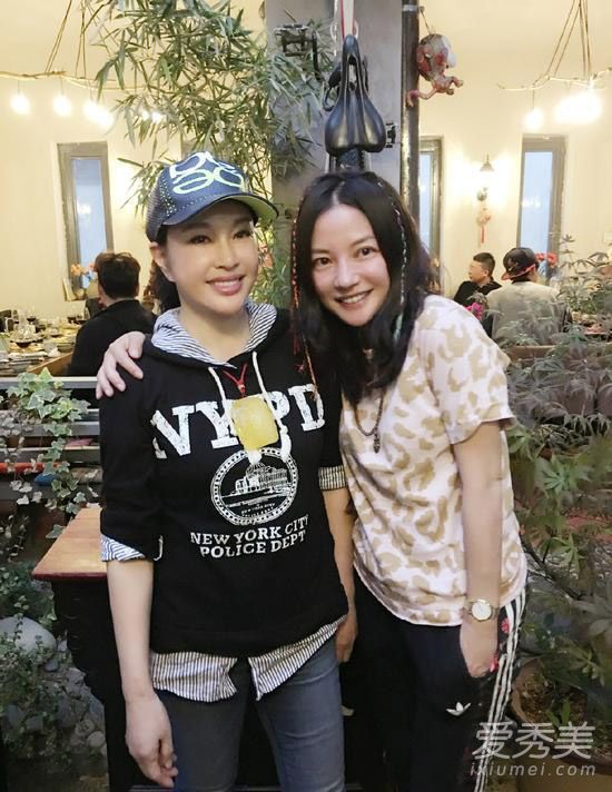 赵薇与刘晓庆合照;60岁的刘晓庆揭开面纱,老了,不忍直视