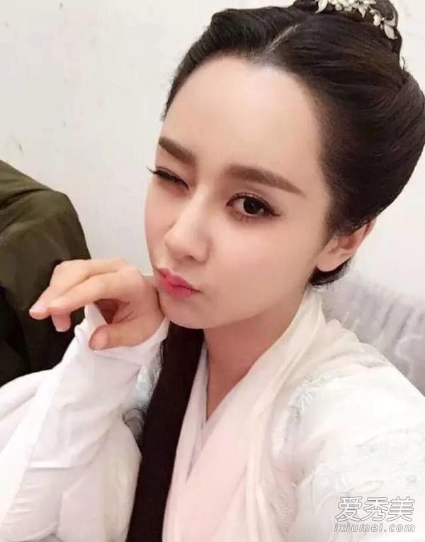 安迪拍了一张自拍，打了哪吒的脸。她做过整形手术吗