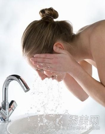 冬季皮肤干燥脱皮快速补水+保湿急救方法