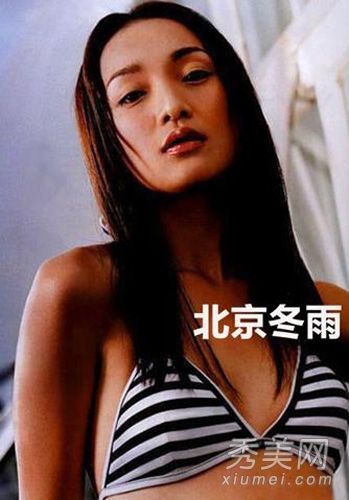 周迅早期的比基尼脸，方形脸，鼻梁塌陷，疑似整容