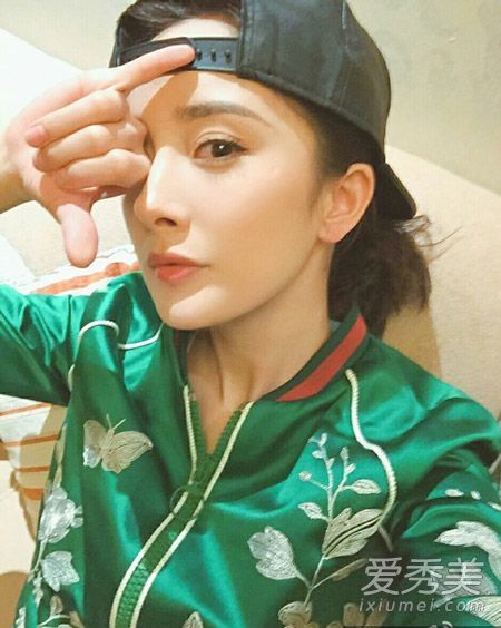 林云再次出现在淡妆的绿色季节。妮妮吸了吸他的眼睛。