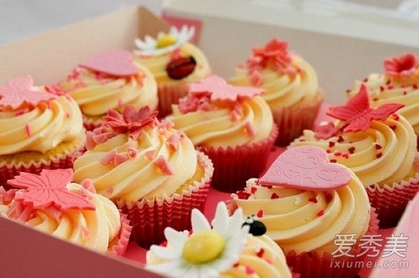 甜点、咖啡和奶酪会让女性的皮肤更糟糕