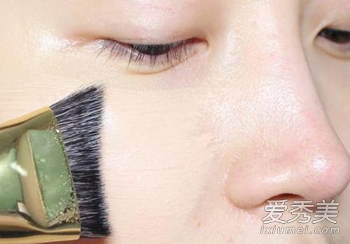 夏季外出时的清新妆容+涂鸦唇妆警示机