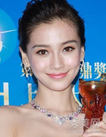 冬季皮肤干燥难化妆偷老师女演员嫩肌肉护理技巧